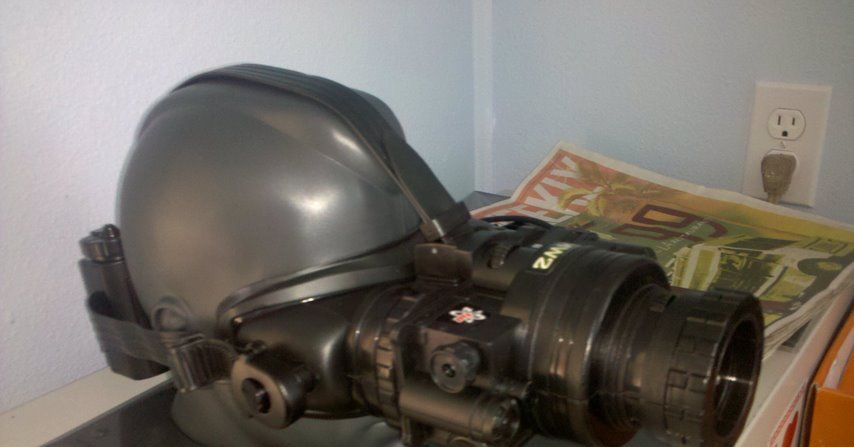 Óculos de visão noturna de Modern Warfare 2 montados num suporte de cabeça