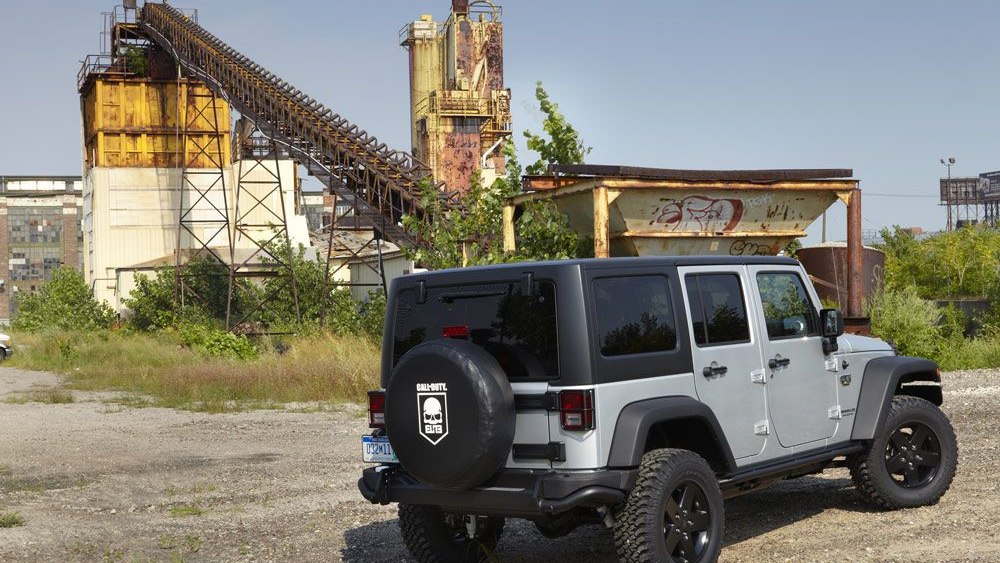 Jeep Wrangler visto de trás com a capa do estepe marcada Call of Duty MW3