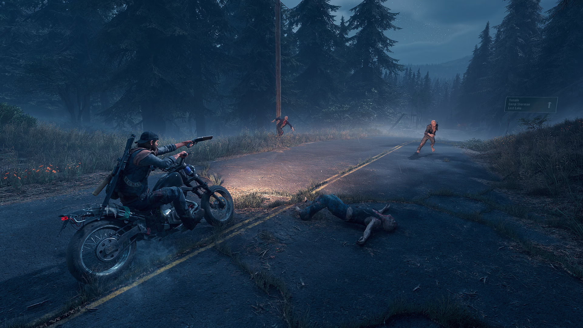 Deacon observa freakers próximos à sua moto em Days Gone