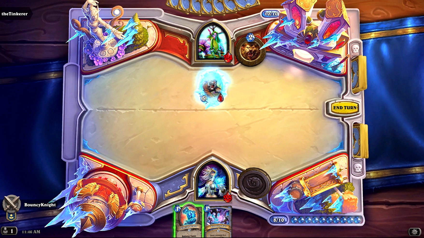 Lacaio congelado diante de dois heróis numa partida de Hearthstone