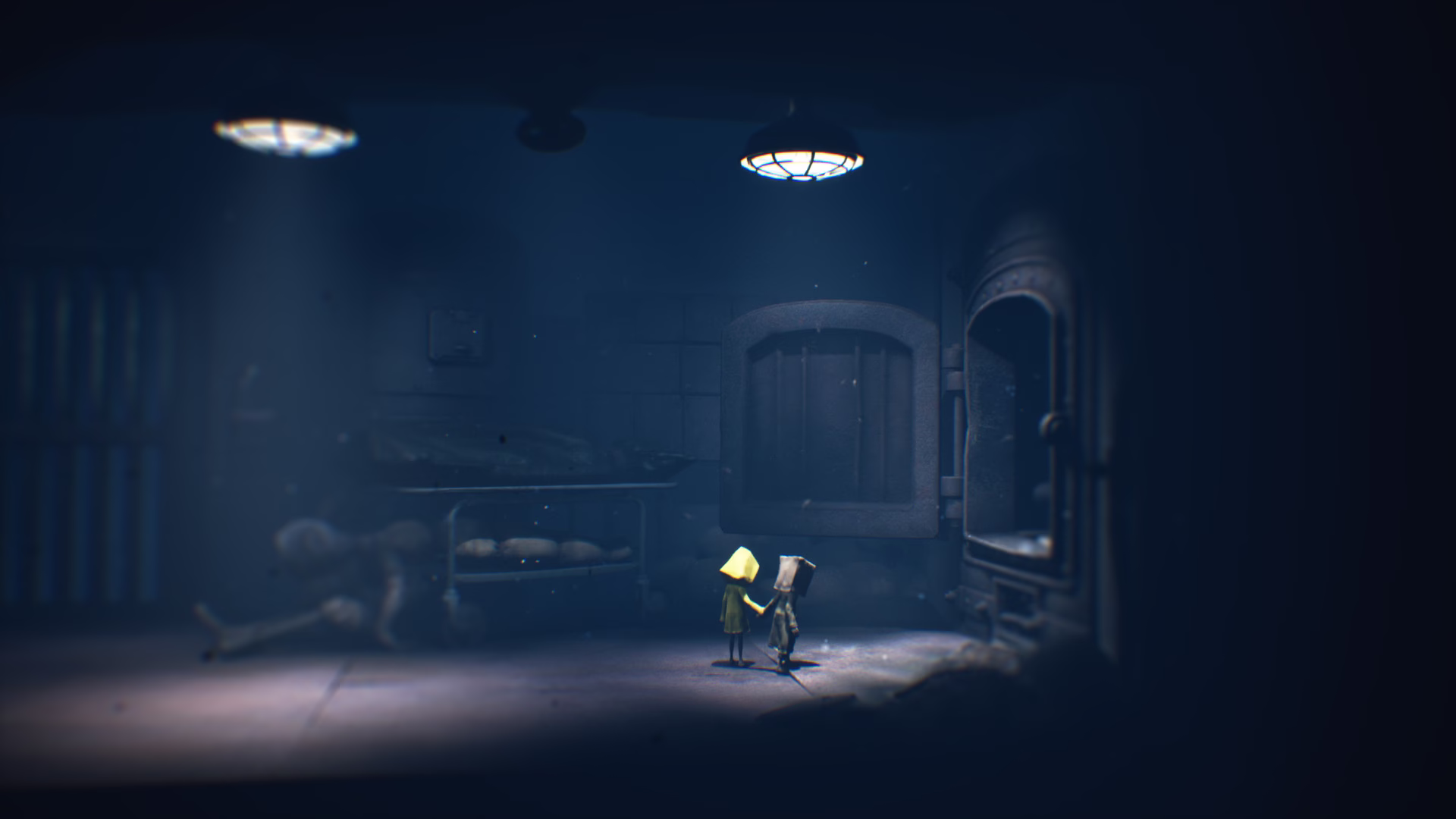 Mono atravessa uma floresta de Little Nightmares II.