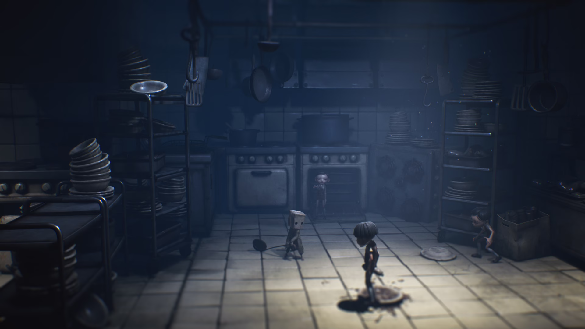 Mono e Six num ambiente de Little Nightmares II.