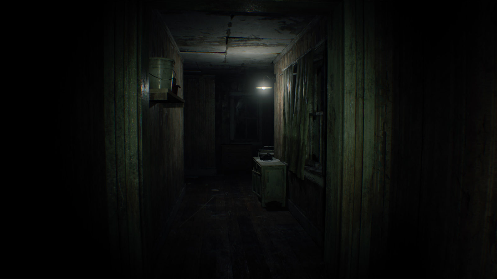 Corredor escuro da casa em Resident Evil 7 biohazard.