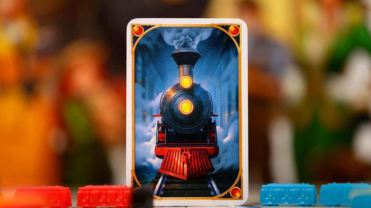 Carta de vagão com locomotiva e peças coloridas de trem.