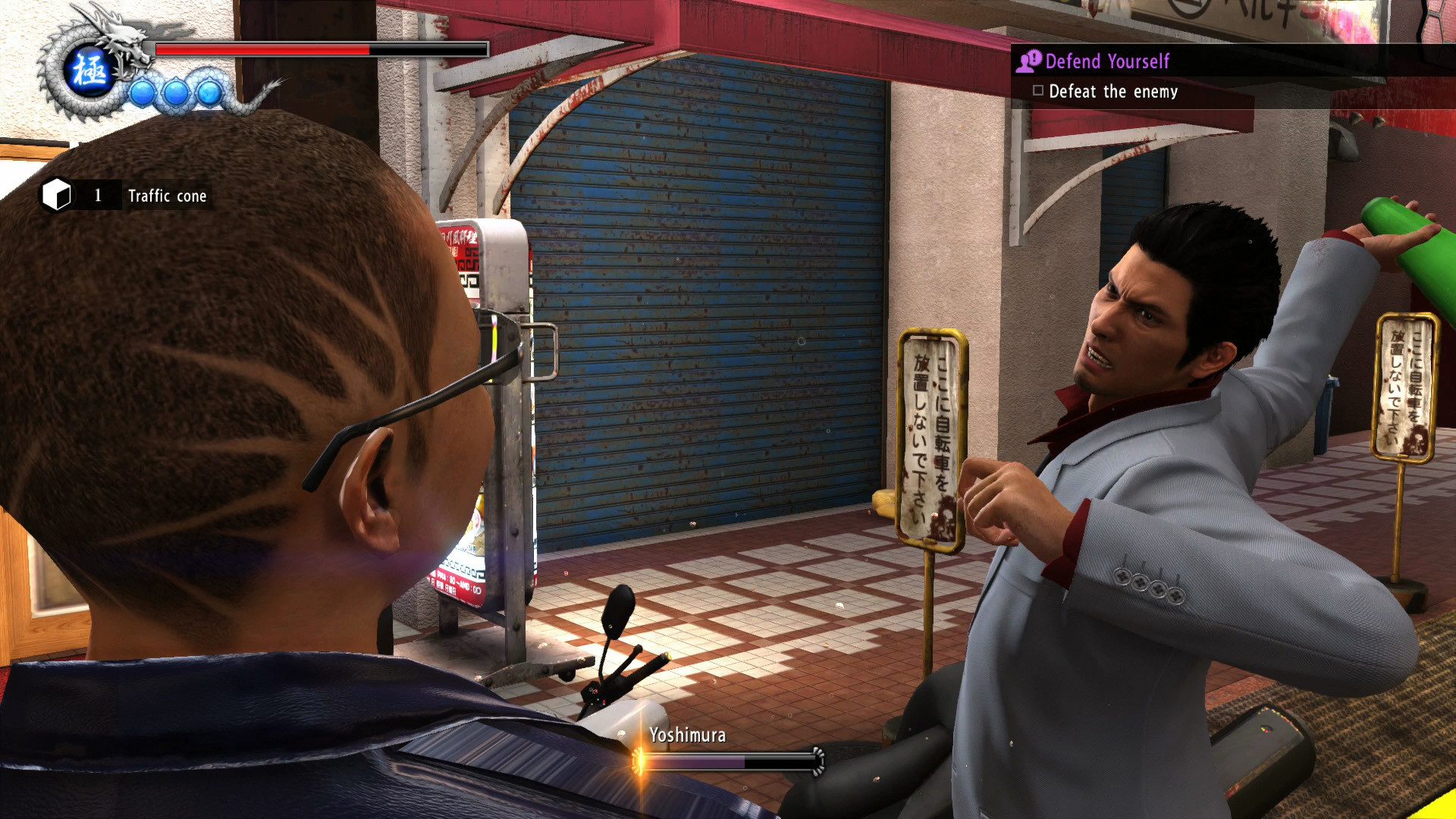 Kiryu usa um cone de trânsito como arma durante uma luta em Kamurocho.