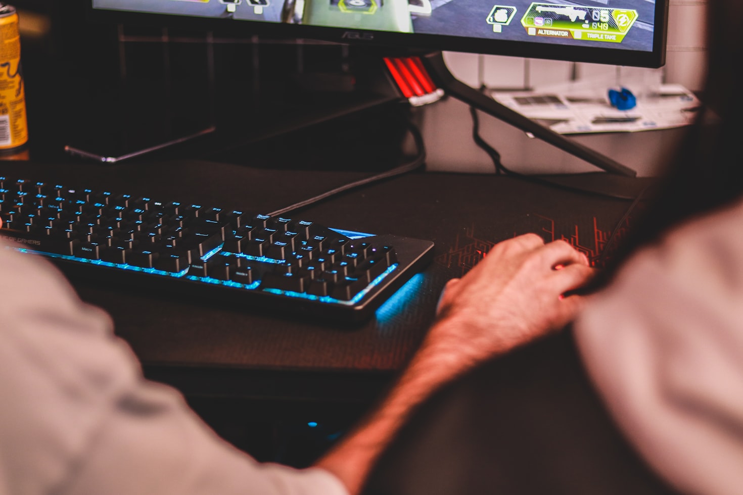 Pessoa usando o computador. Acervo do Unsplash (Creative Commons).