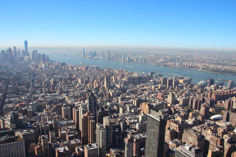 Céu encoberto pela poluição sobre o centro de Nova York