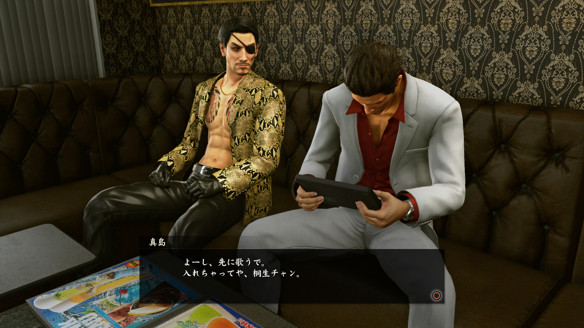 Sessão de karaokê em Yakuza Kiwami 2.