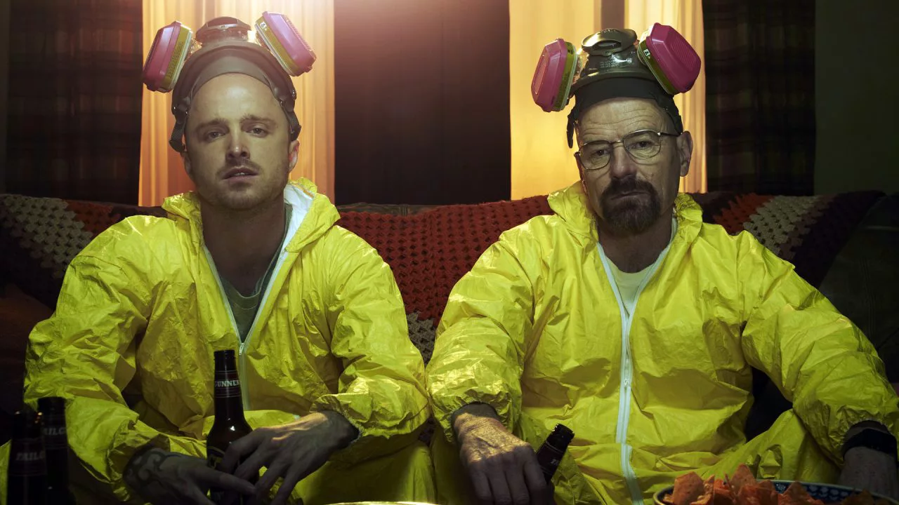Jesse Pinkman e Walter White com roupas de proteção amarelas