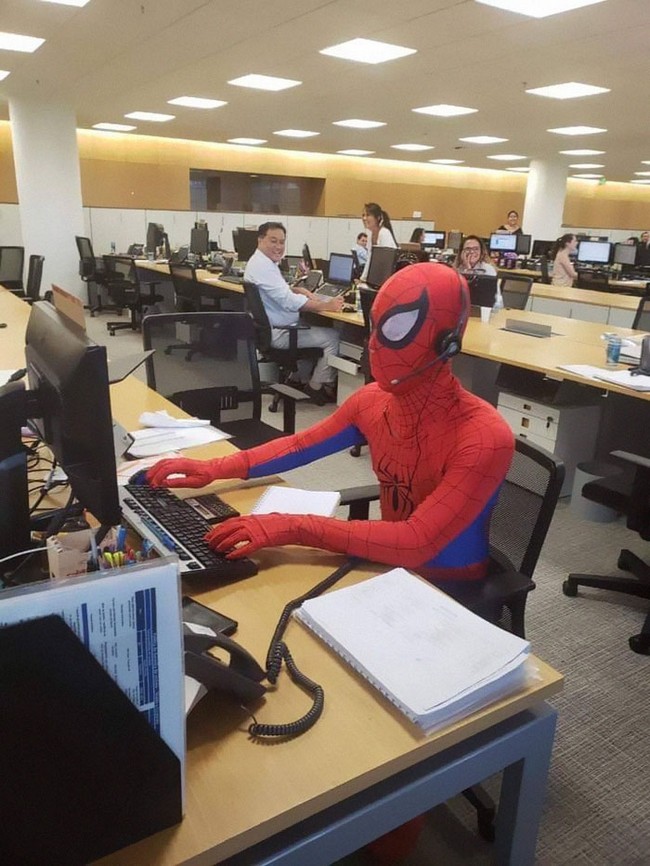 Imagem 2 relacionada ao artigo Ex-Bancário se demite e vai pro seu último dia de trabalho vestido de Homem-Aranha