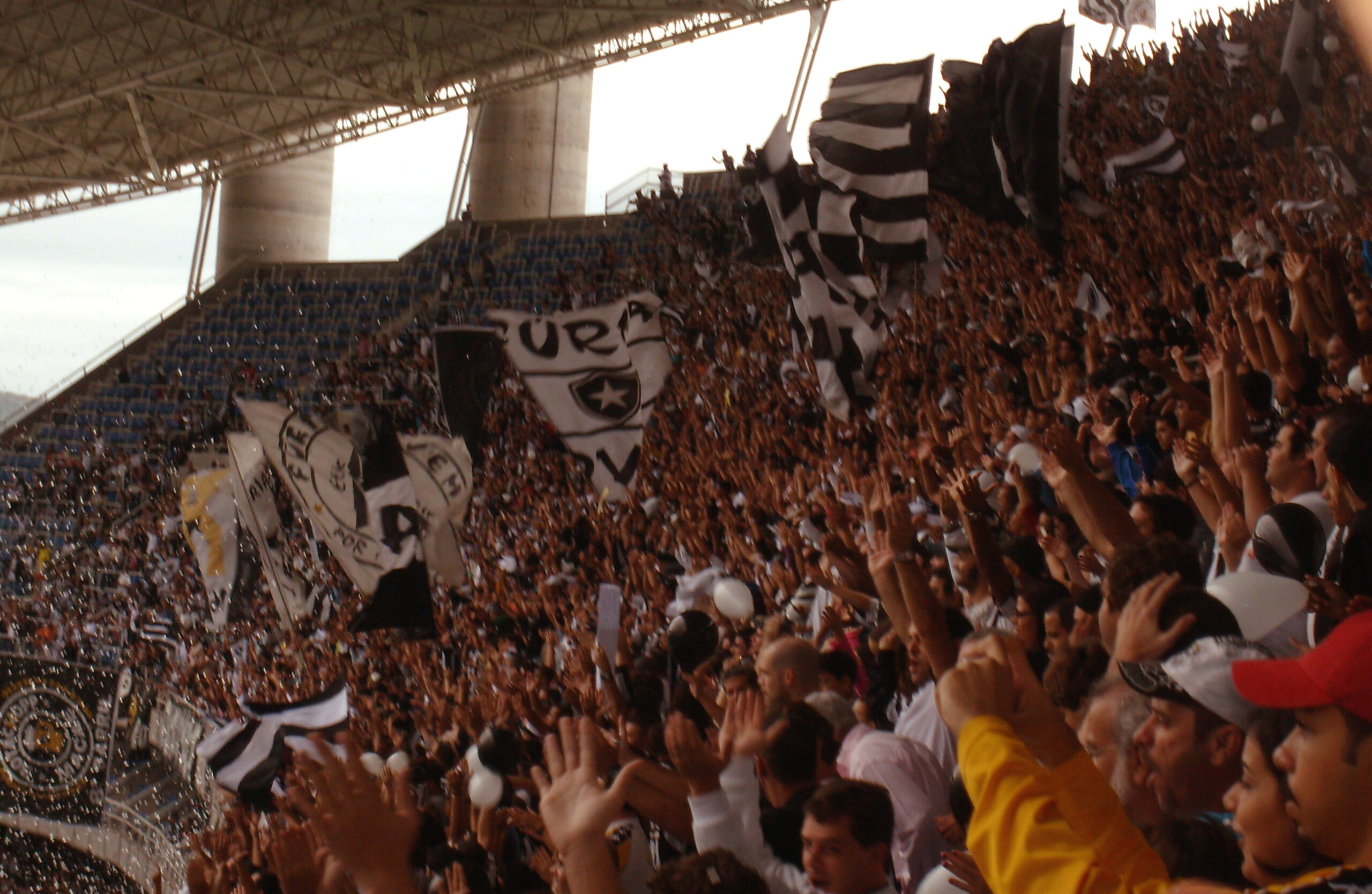 Torcida do botafogo. Acervo do Wikimedia Commons.
