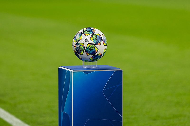 Bola oficial da Champions League. Acervo do Wikimedia Commons.