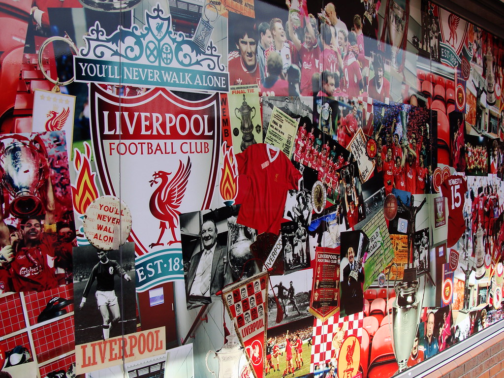 Mural com fotos da história do Liverpool FC. Foto: Ben Sutherland/Flickr (Creative Commons).