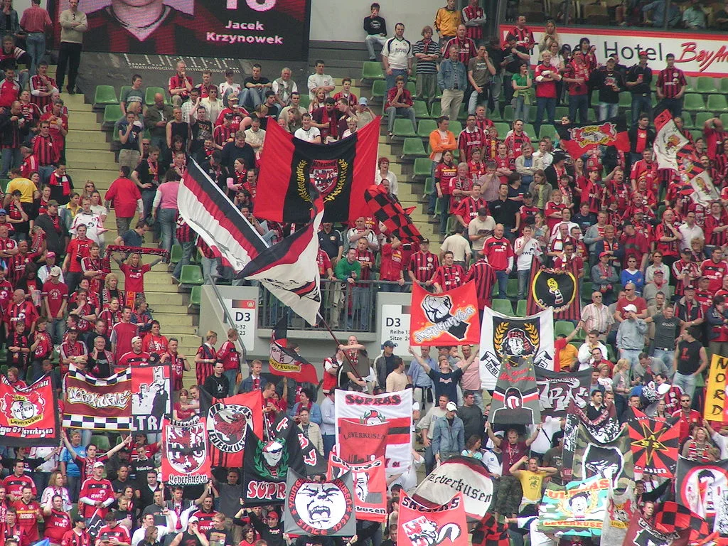 Torcida do Bayer Leverkusen. Acervo do Wikimedia Commons.