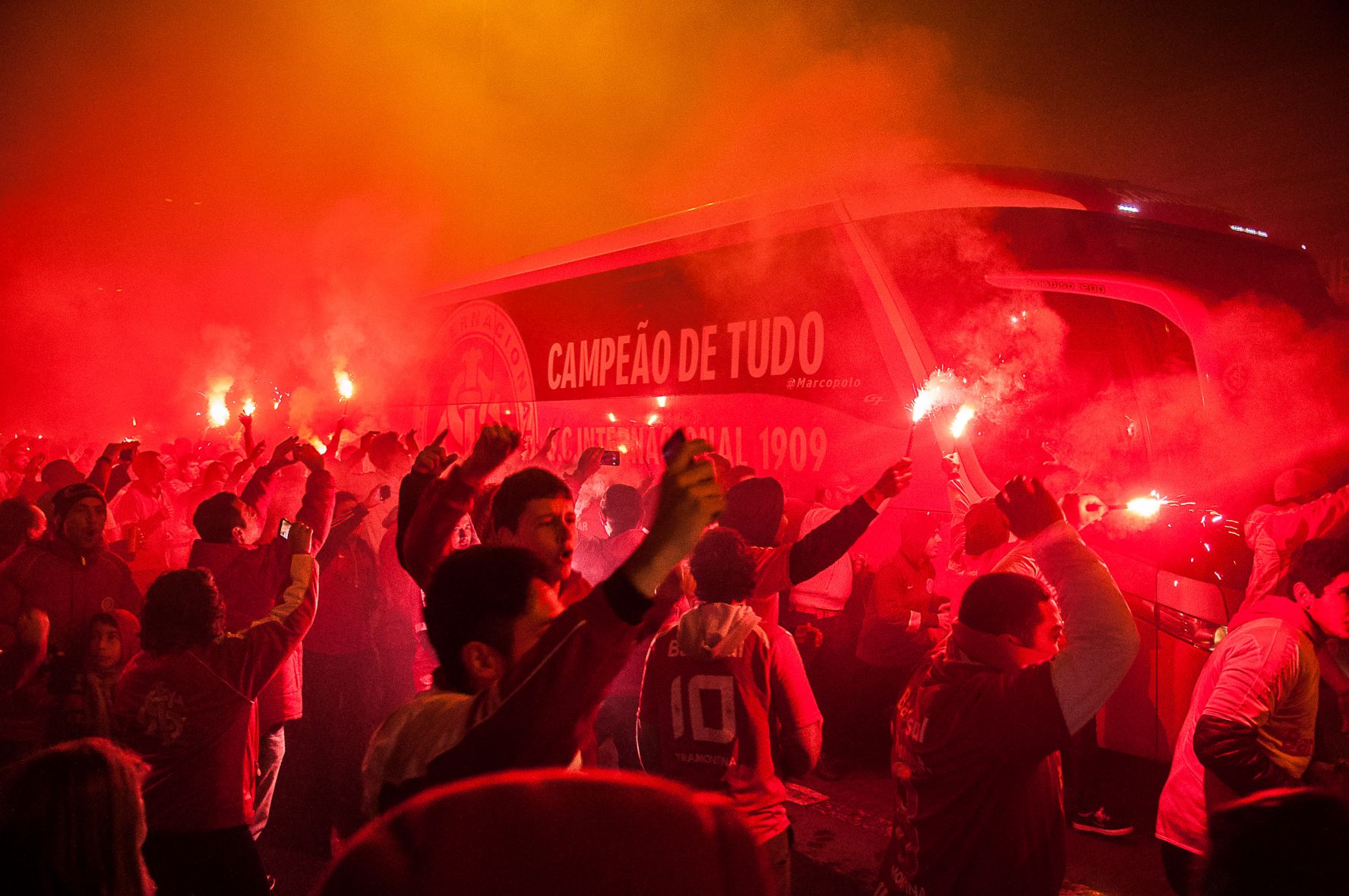 Torcida do Internacional recepcionando o ônibus do time. Imagem: Acervo do Wikimedia Commons